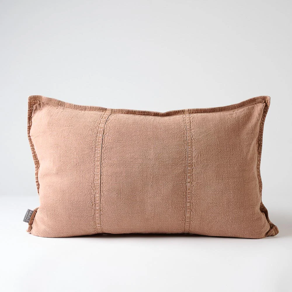 Eadie_Lifestyle_W24_SE26_Luca_Linen_Cushion_Clay_110_web.webp