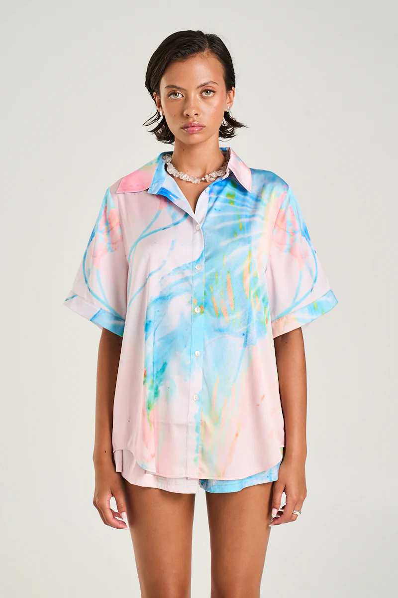 medusaphase_buttonupshirt_001_fbe3f18f-12fb-469d-9a09-66de6c43575f.webp