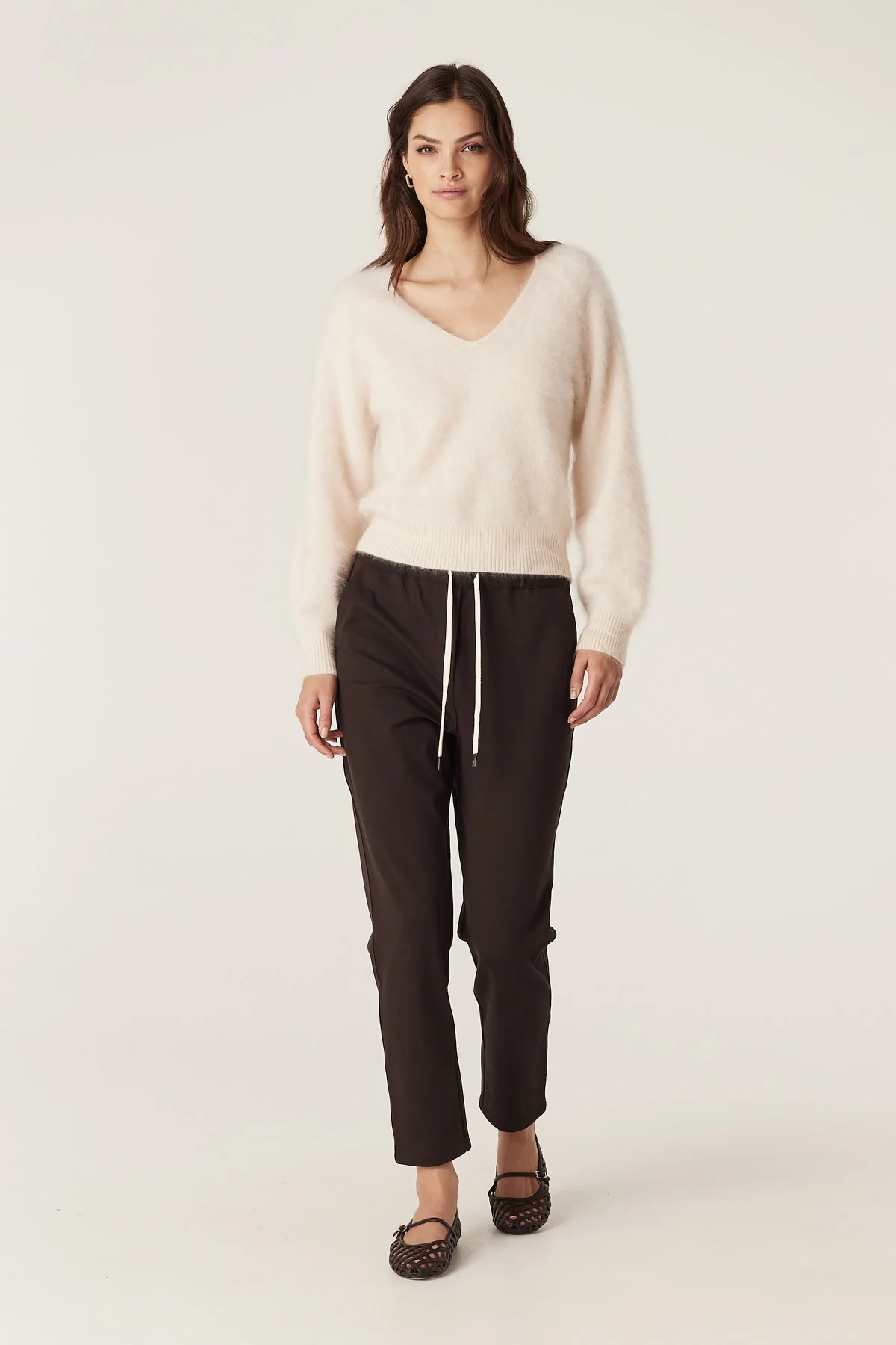 CABLE - Brushed cashwool V jumper | parchment - Image 4
